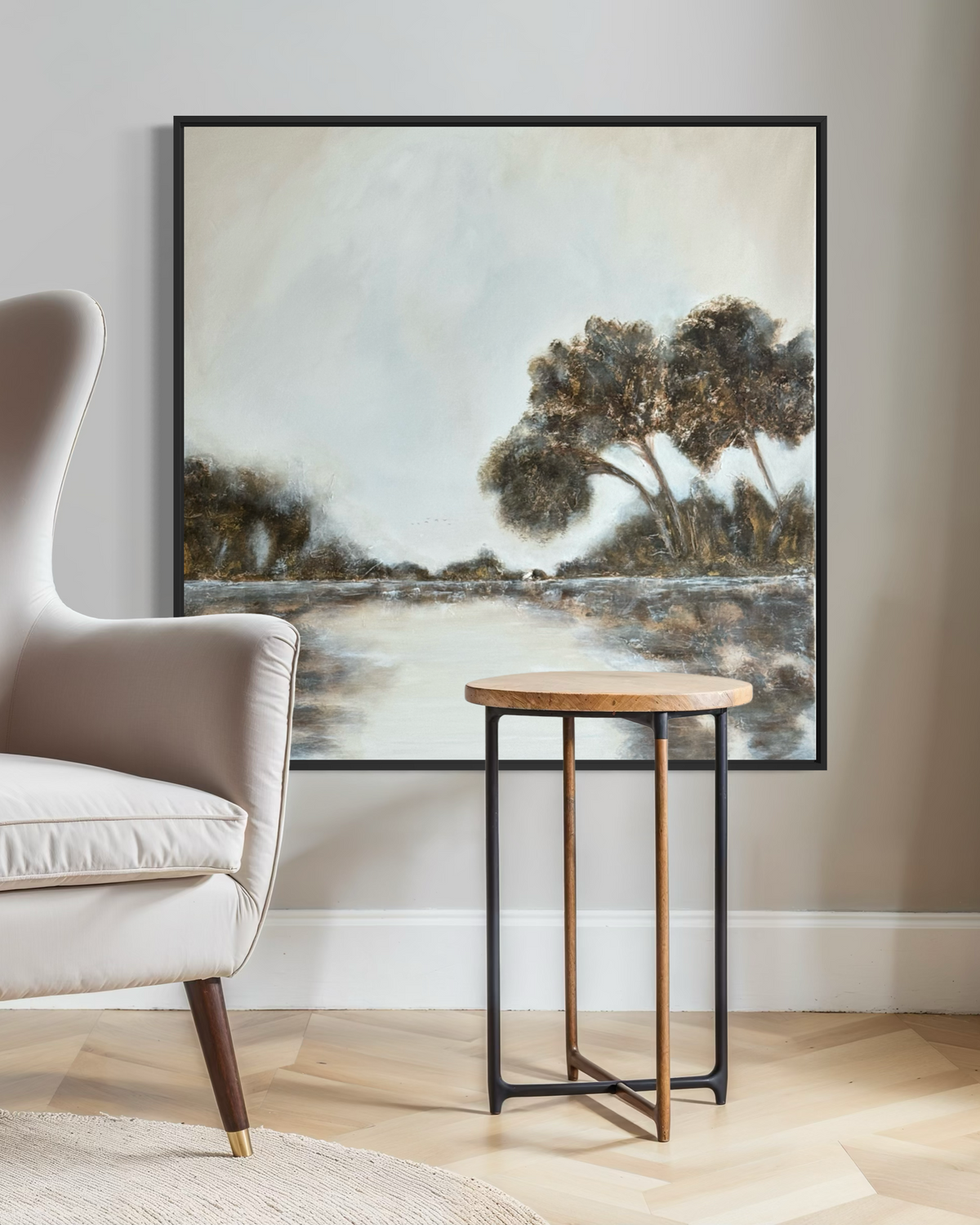 A Place to Pause – abstraktes Acrylgemälde 100 × 100 cm in gedeckten Grün- und Grautönen neben einem hellen Sessel, Merima Besic-Krüger