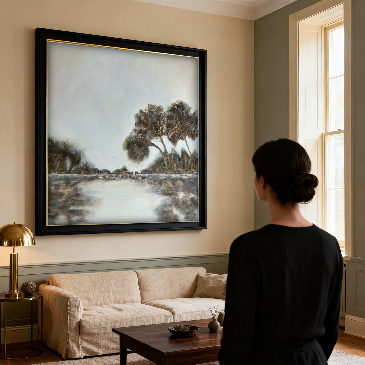 A Place to Pause – Gemälde im Wohnzimmer über dem Sofa, Betrachterin vor dem Werk