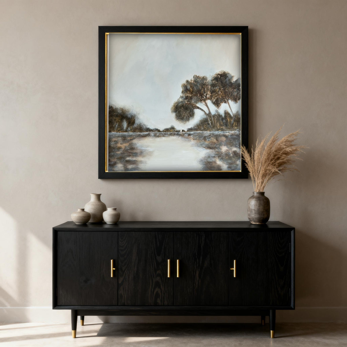 A Place to Pause – Gemälde über schwarzem Eichen-Sideboard mit Messinggriffen, Raumansicht