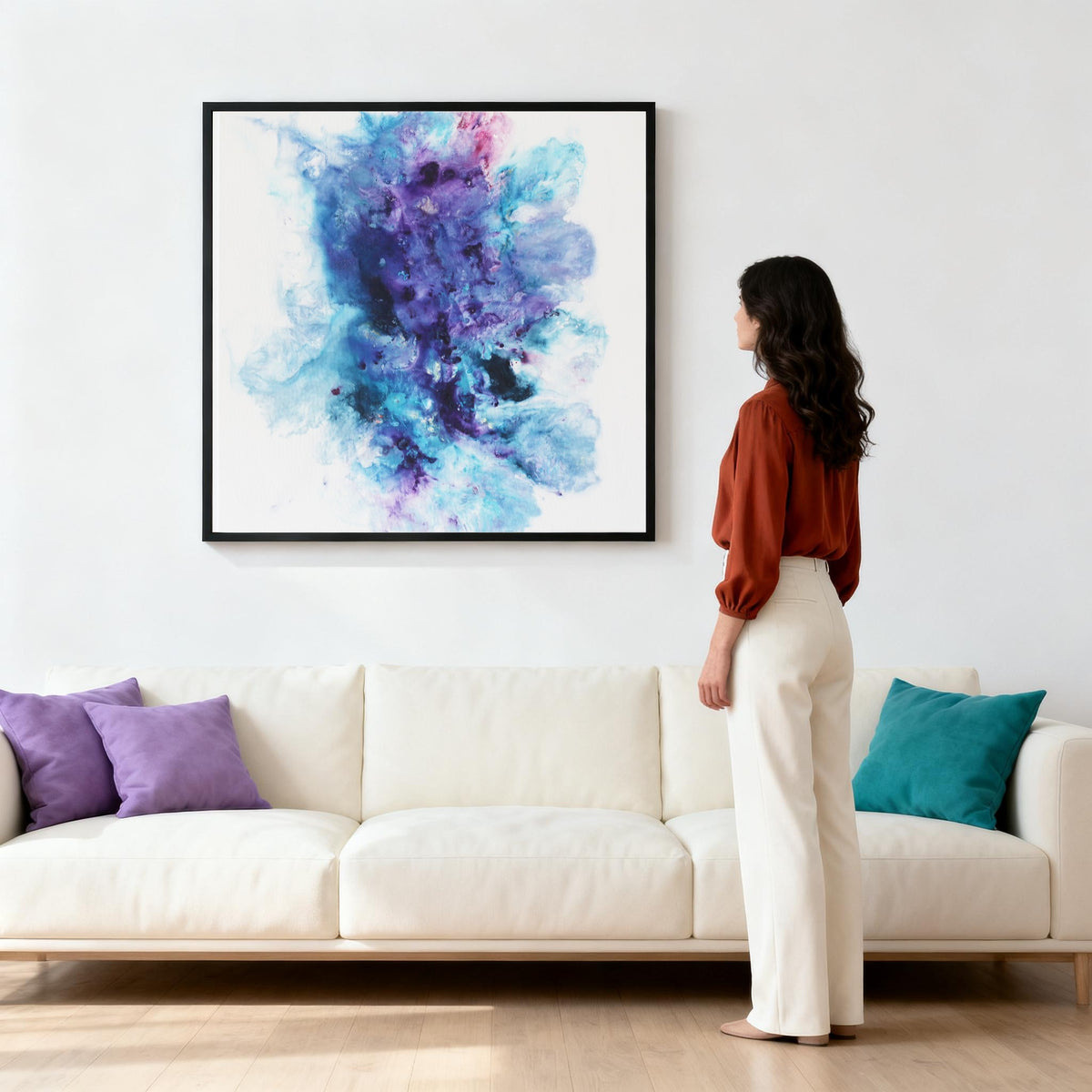 Delight im Wohnzimmer über elfenbeinfarbenem Sofa, Betrachterin in voller Größe vor dem Bild