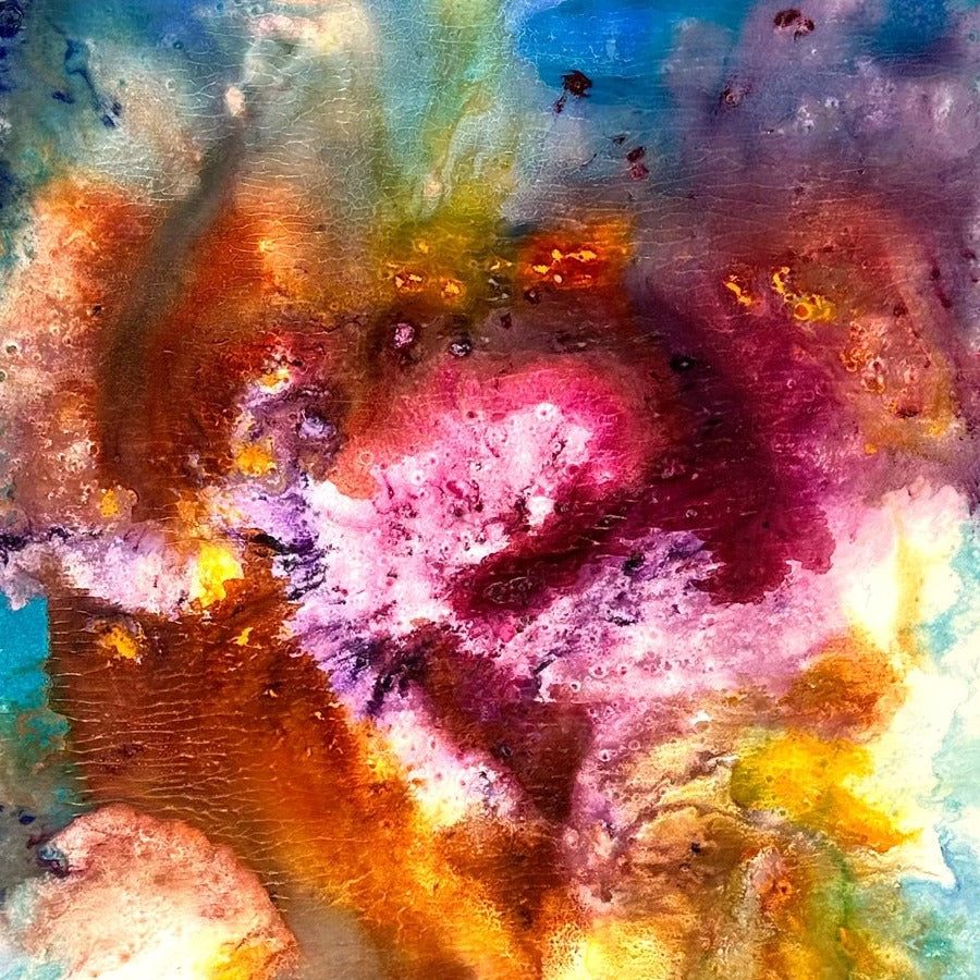 Galactic Sphere – Detailaufnahme des Magenta-Orange-Zentrums mit Goldakzenten