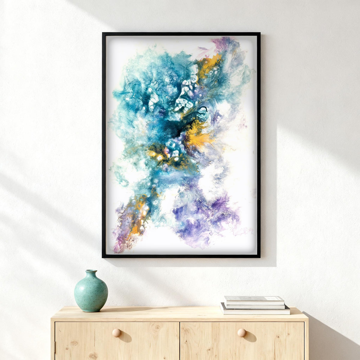 Holi Harmony – Gemälde über Birken-Sideboard mit türkiser Vase, Raumansicht