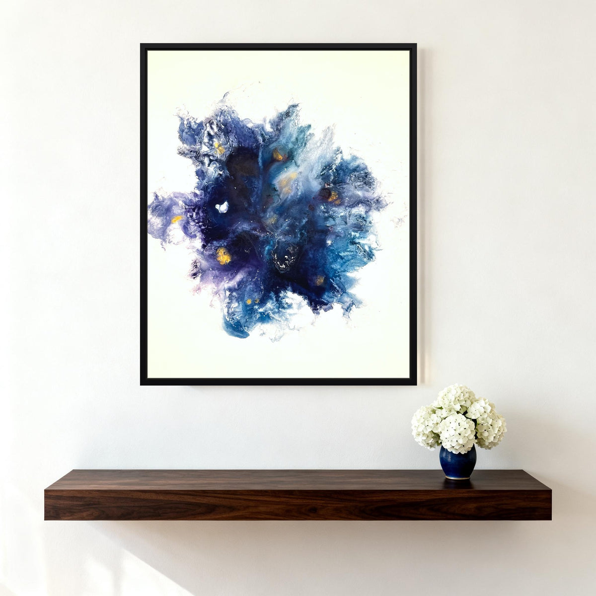 Hortensia Magic über dunkler Nussbaum-Konsole mit weißen Hortensien in blauer Vase